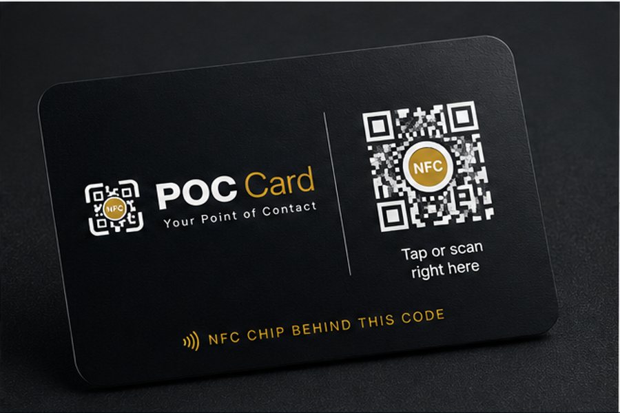 La tarjeta NFC de POCCard: PVC negro, código QR y el chip NFC detrás